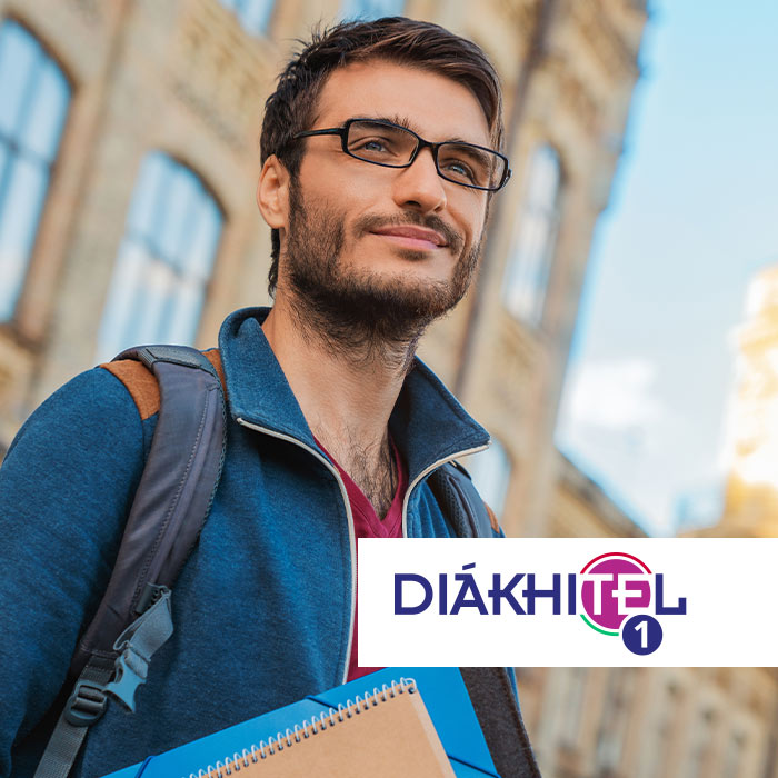 A képen egy fiatal férfi látható iratokkal