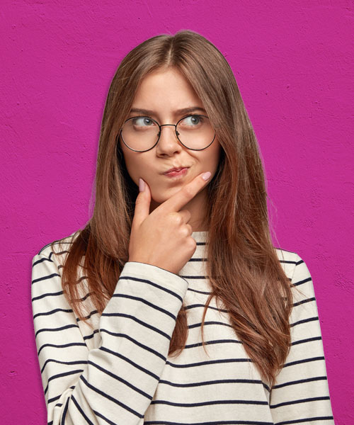 A képen egy fiatal nő látható, ahogy gondolkodó pózban van