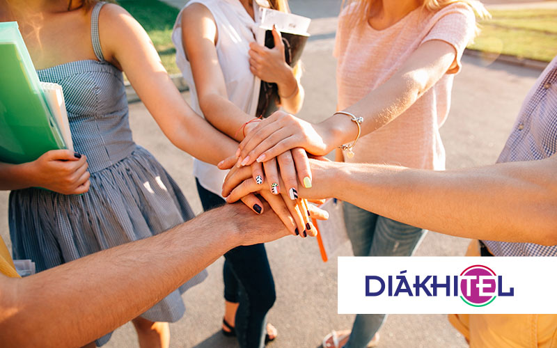 Sok diák egymás kezét fogja a képen